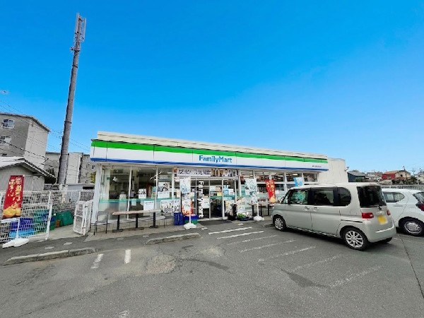 周辺環境:ファミリーマート野川南台団地前店(ファミチキをはじめスナックメニューも大人気です。買物だけではなく、日常生活に関係する最重要施設となりつつある。)