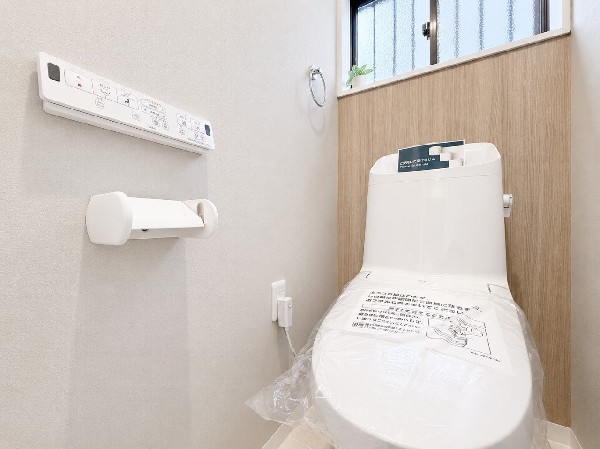 洗浄機能付き便座を標準装備。冬の寒い時期には暖房機能も活躍。快適にご利用いただけます。また、タンク奥のスペースを利用してちょっとした収納を造作することも可能。トイレットペーパーなど効率的に収納できます。