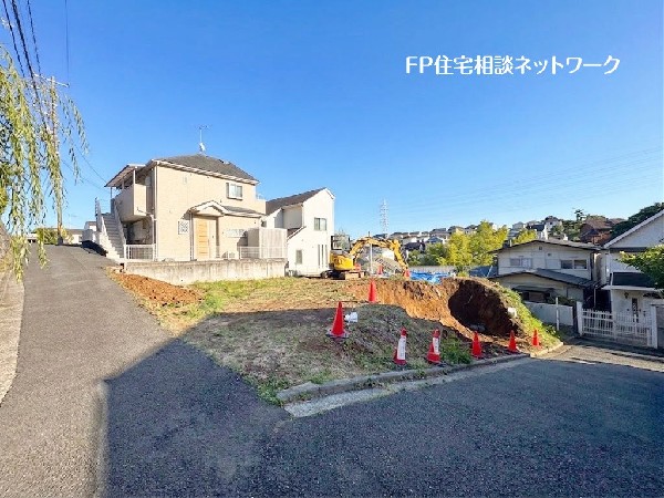 外観:周辺は2階建て住宅が建並ぶ閑静な住宅街！南ひな壇で太陽の日差しが降り注ぐ明るい土地です。