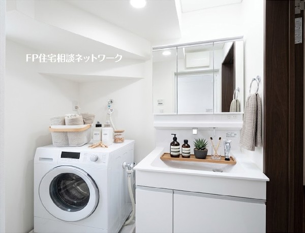 【浴室洗面室】  本画像はAIがCGで家具を作成しており、実際の現地に家具は設置されておりません。また、販売価格に家具等は含まれておりません。