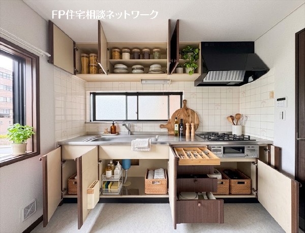 【キッチン収納】  本画像はAIがCGで家具・小物を作成しており、実際の現地に家具・小物は設置されておりません。また、販売価格に家具・小物等は含まれておりません。