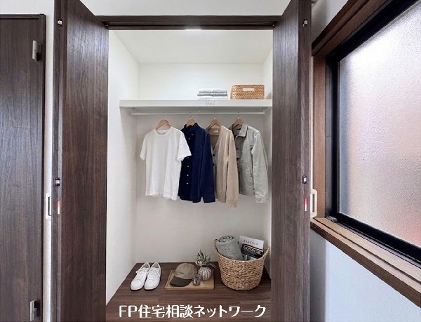 【クローゼット】  本画像はAIがCGで衣類・小物を作成しており、実際の現地に衣類・小物は設置されておりません。また、販売価格に衣類・小物等は含まれておりません。