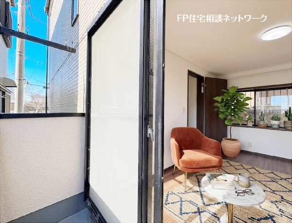外観:【バルコニー】  本画像はAIがCGで家具を作成しており、実際の現地に家具は設置されておりません。また、販売価格に家具等は含まれておりません。