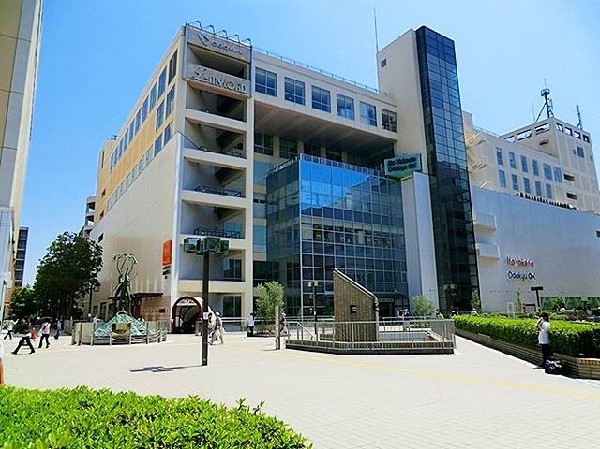 周辺環境:小田急新百合ケ丘エルミロード(衣料品のブティック、スーパーマーケット、ベーカリー、フードコートが入る 8 階建てのショッピング センター。)