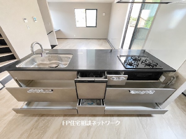 スライド収納付きのシステムキッチン。料理器具なども収納できて出し入れもスムーズ。収納量もたっぷりなので料理器具やストック調味料なども入れられる。