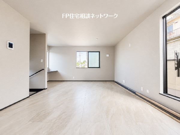家族だんらんのスペースとなるリビング。家具の配置がしやすい広さを確保しつつ、窓が多い設計は色々な角度から光が取り込めるこだわりの間取りです。