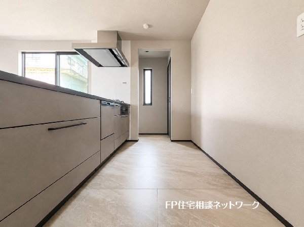 広々キッチンは収納も大容量。お鍋やフライパン、油や調味料はもちろんのこと、ビールや非常食なども収納できるほどの収納スペースを確保しています。