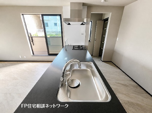 大きいシンクは一度に沢山の洗い物が可能。広いので、調味料などをディスプレイし、お洒落なキッチンを演出してみてはいかがでしょうか。