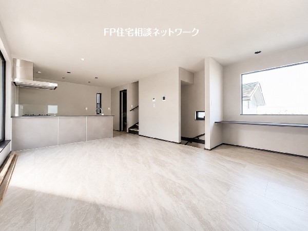 オープンな空間を生み出す、広がりとゆとり。家族と過ごす時間を大切にしたい方にぴったりのゆとりある住空間です。日差しがリビングの隅々までしっかりと届きます。