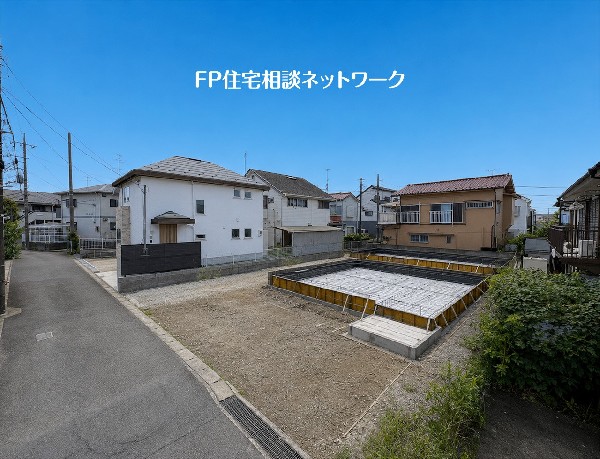 外観:車通りの少ない落ち着いた住宅街に誕生する新築戸建。周辺は低層住宅が中心で、穏やかな住環境が広がります。現地で街並みや陽当たり、周辺環境:をゆっくりご確認いただけます。