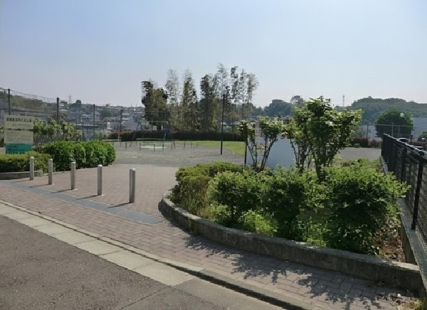 周辺環境:東有馬植木の里公園(とても開放的な公園で晴れた日にはボール遊びやバトミントンなどで遊ぶのにお子さんが喜びそうな場所。)