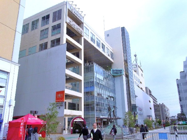 周辺環境:イトーヨーカドー・新百合ヶ丘店(駅を降りたら徒歩1分で買い物ができます。品揃えも豊富で低 価格。このエリアの買い物事情は困りません。)