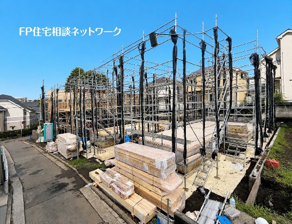 外観:開放感のある街並みに全棟建築が進行中。現地では街区全体の雰囲気や陽当たり、建物配置をご確認いただけます。完成後の暮らしをイメージしながらご見学いただける分譲地です。