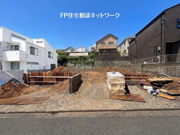 外観:カースペース並列2台駐車可能！収納豊富な大型4LDKの間取り、南側から太陽の日差しが降りそそぐ明るい住宅です。
