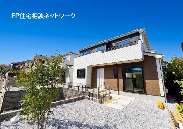 外観:【類似外観同仕様】施工例のため分譲中の建物とは外壁、屋根開口部等の形状・仕様が異なります