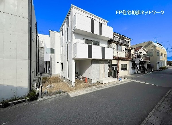 外観:【類似外観同仕様】施工例の為、分譲中の建物とは外壁、屋根開口部等の形状・仕様が異なります。