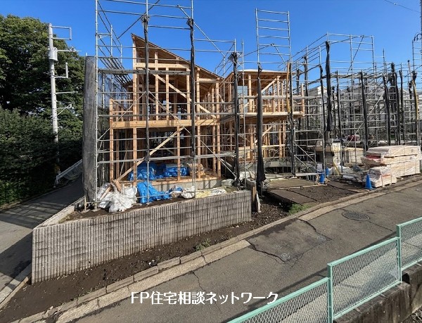 外観:建築中ならではの木造躯体をご覧いただける貴重な機会。完成後には見えなくなる構造部分まで確認でき、住まいづくりへの安心感につながります。現地でぜひご体感ください。