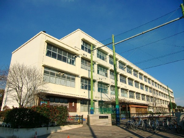 周辺環境:新吉田小学校　(【知】確かな学力 【徳】豊かな心【体】健やかな体【公】公共心と社会参画意識【開】国際社会に寄与する開かれた心)