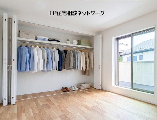 【クローゼット】  本画像はAIがCGで小物を作成しており、実際の現地に小物は設置されておりません。また、販売価格に小物等は含まれておりません。