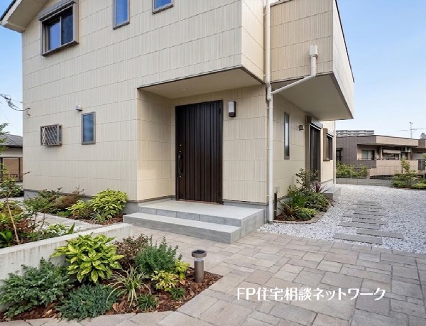 外観:【外観】  本画像はAIがCGで外構を作成しており、実際の現地に外構はイメージです。また、販売価格に植栽等は含まれておりません。