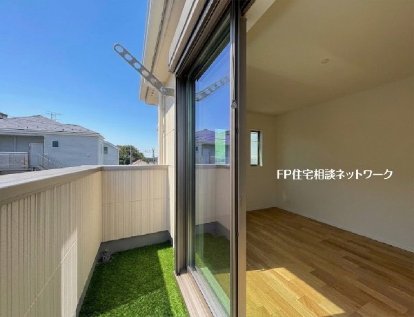 外観:【バルコニー】  本画像はAIがCGで人口芝を作成しており、実際の現地に家具は設置されておりません。また、販売価格に家具等は含まれておりません。