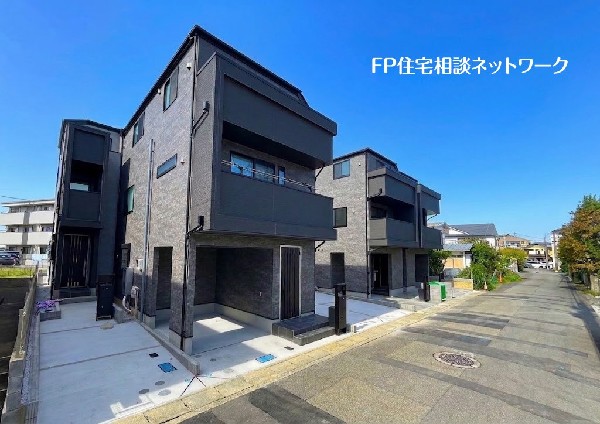 外観:【類似外観同仕様】施工例のため分譲中の建物とは外壁、屋根開口部等の形状・仕様が異なります。