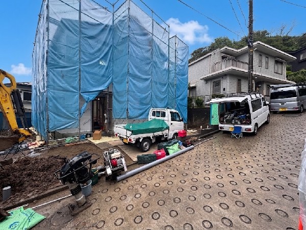 外観:現地外観写真（建築中/シート）