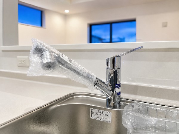 同仕様設備：キッチンには浄水器を標準装備。水を飲むという場面以外にも料理で使用したり、野菜を洗う場合もキレイな水で洗いたいという人が増えてきています。