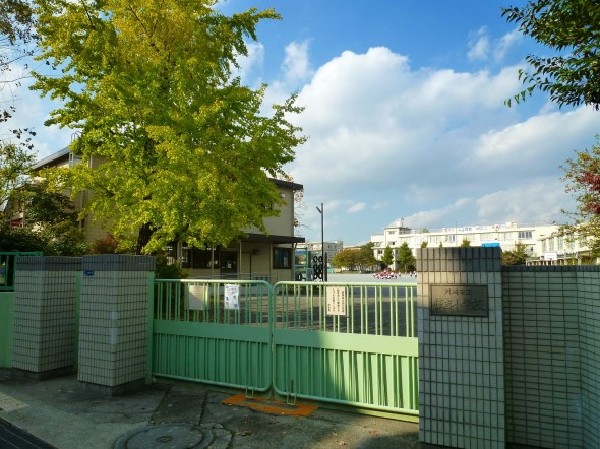 周辺環境:住吉小学校(お子様が一日の中でも長い時間を過ごす小学校。のびのびと過ごし、広い校庭で元気に駆け回ったり、どんどん成長していく姿が目に浮かびます。)