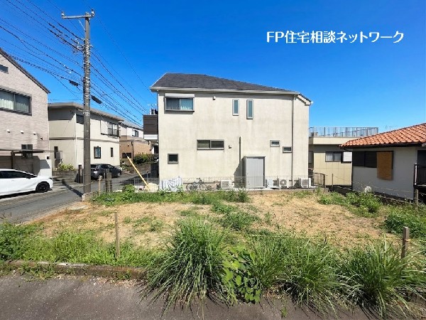 外観:東側の隣地は駐車場になっており、建物が隣接していないので解放感のある立地です。