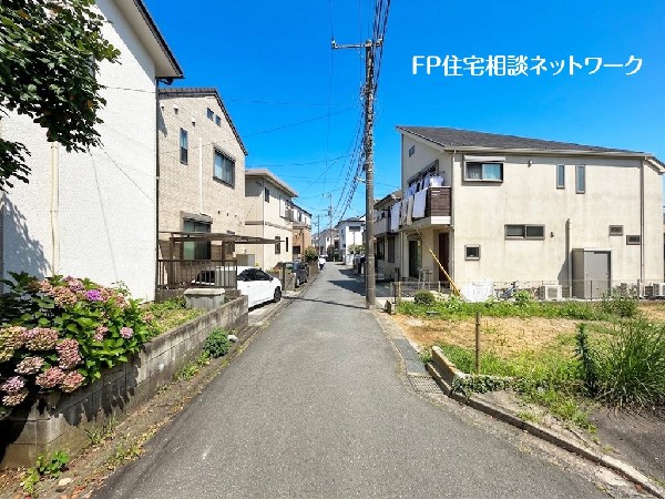 外観:閑静な住宅街に位置しており、南側道路の幅員は4ｍ確保、車通りも少ないので小さなお子様がいらっしゃるご家庭でも安心です。