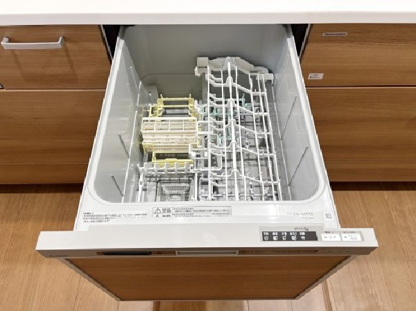 同仕様設備：「食洗機」利用者が増えているのはメリットが多いから。時間の節約、手が荒れない、水道代の節約、高温度で洗うので油汚れもしっかり落とせる。まさに理想家電。