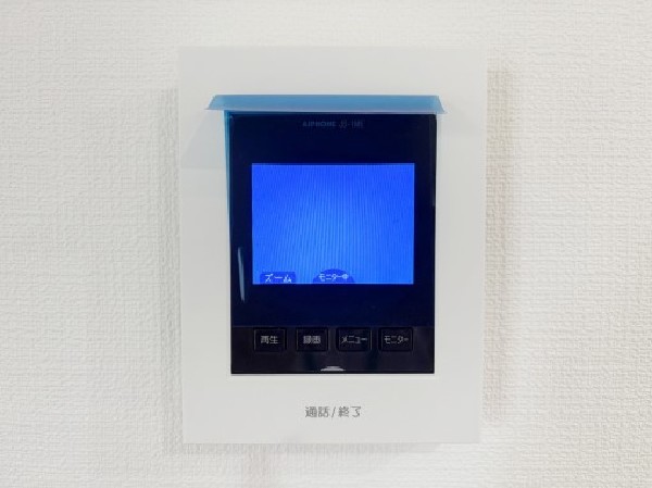 同仕様設備：「TVモニタ付インターホン」モニター付インターホンが標準仕様です。不安になりがちな防犯面。目で確認できるからあんしんです。