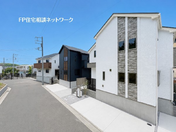外観:【外観│車2台】開放感のある街並みに映える新築デザイナーズ住宅。ゆとりある前面道路で車の出し入れもスムーズ。快適な住環境と洗練された住まいで、新しい暮らしを始めませんか。
