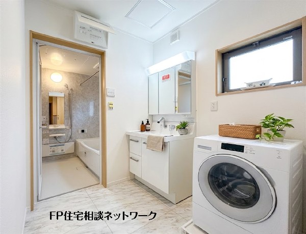 【洗面脱衣室】  本画像はAIがCGで家具を作成しており、実際の現地に家具は設置されておりません。また、販売価格に家具等は含まれておりません。
