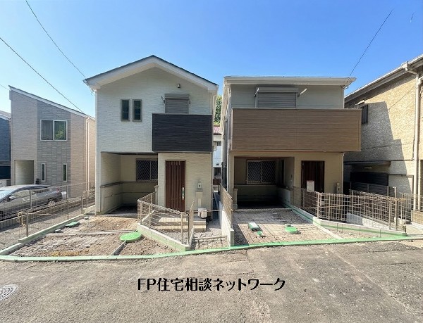 外観:【外観】  落ち着いた街並みが広がる閑静な住宅街に佇む新築戸建。ビルトイン車庫を備え、住まいの前は開放感のあるロケーション。