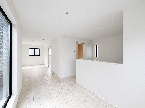 オープンでのびやかな空間を生み出す、こだわりの広がりとゆとり。家族と過ごす時間を大切にしたい方にぴったりの明るくゆとりある住空間です。南側の窓からの日差しがリビングの隅々までしっかりと届きます！
