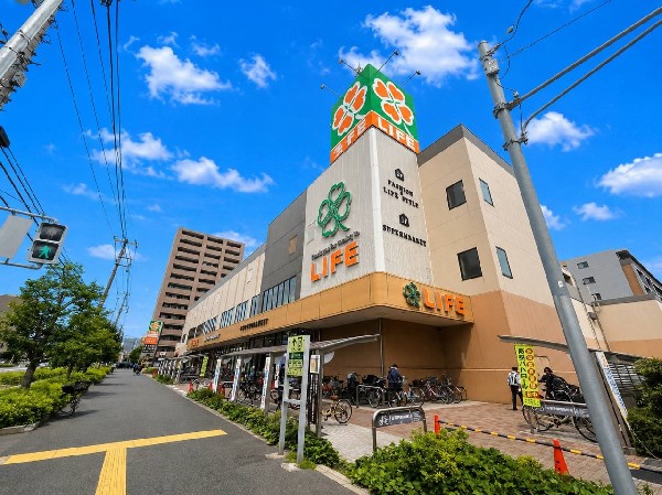 周辺環境:ライフ川崎大島店(スーパーマーケット ライフは“おいしい”“ワクワク”“ハッピー”をお届けします。川崎大島店の営業時間は9：00～0：00。)