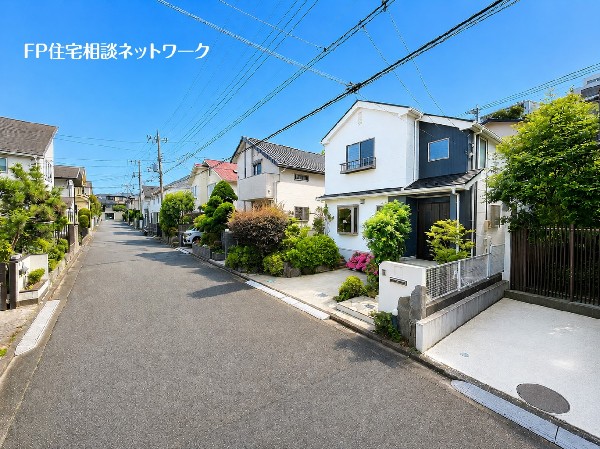 外観:2階建てが建並ぶ閑静な住宅街に位置し、前面道路の幅員も6ｍあり、車のすれ違いも出来るので運転が苦手な方でも安心です。