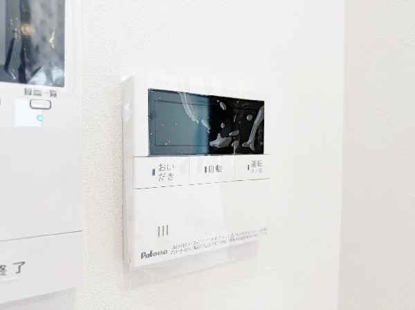 同仕様設備：ワンタッチでお湯張りや保温が可能なフルオートバス。保温機能でいつでも快適に入浴が可能です。