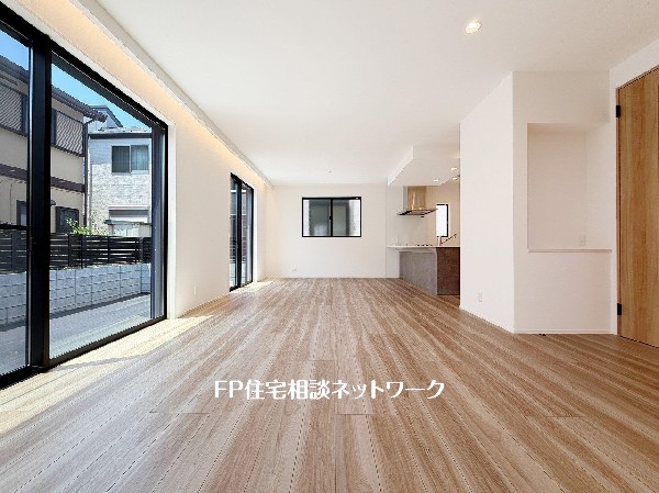 オープンな空間を生み出す、広がりとゆとり。家族と過ごす時間を大切にしたい方にぴったりのゆとりある住空間です。日差しがリビングの隅々までしっかりと届きます。