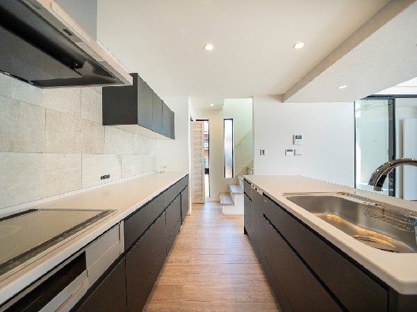 【プラン例　建物価格2400万円　建物面積100m2】■広々とした動線で家事が捗るスタイリッシュなモダンキッチン
