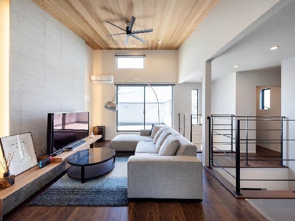 【プラン例　建物価格2400万円　建物面積100m2】■木の温もりを感じる板張りの天井と、開放感あふれる吹き抜けが調和した上質な空間。