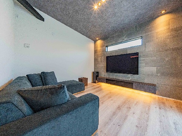【プラン例　建物価格2400万円　建物面積100m2】■エコカラット×ダウンライト。陰影を際立たせ、リビングを落ち着ける空間に