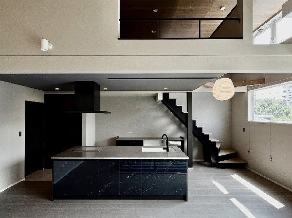 【プラン例　建物価格2400万円　建物面積100m2】■モノトーンで統一した、洗練された大人の空間  ※一部オプションを含みます。