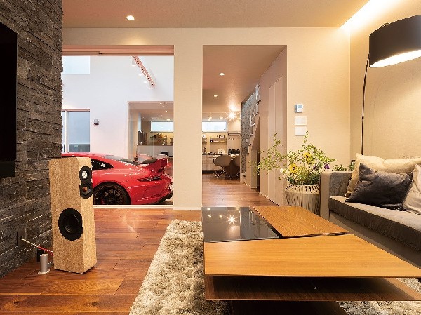 【プラン例　建物価格2400万円　建物面積100m2】■愛車をリビングから眺める贅沢なガレージハウス