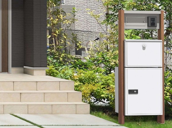 外観:【プラン例　建物価格2400万円　建物面積100m2】  【標準装備　宅配ボックス】  丸三タカギ ヴェスティL