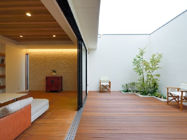 外観:【プラン例　建物価格2400万円　建物面積100m2】内と外が心地よくつながる開放的なテラス空間