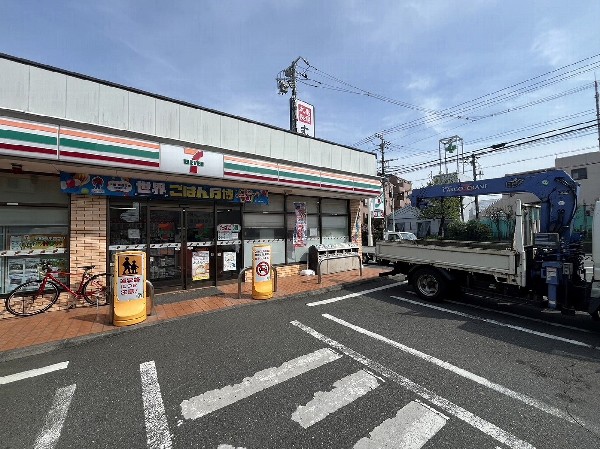 周辺環境:セブンイレブン川崎馬絹南店(～近くて便利～新商品やキャンペーン等だけでなく、宅配便、切手、ATM等様々なサービスが充実のコンビニエンスストア。)