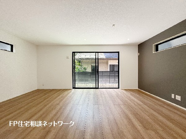 南に大きく面した掃出し窓から光が降りそそぐ開放的なリビング。大きな窓からは、太陽の光はもちろん、爽やかな風が吹き抜けます。快適で心地の良い空間を演出してくれます。 